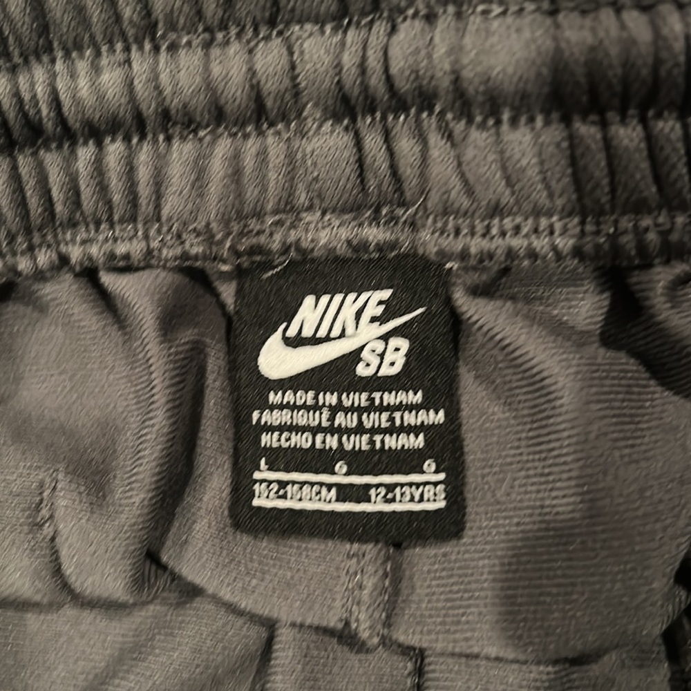 Nike Skateboard Grey & Black Shorts Size Large - Picture 9 of 10